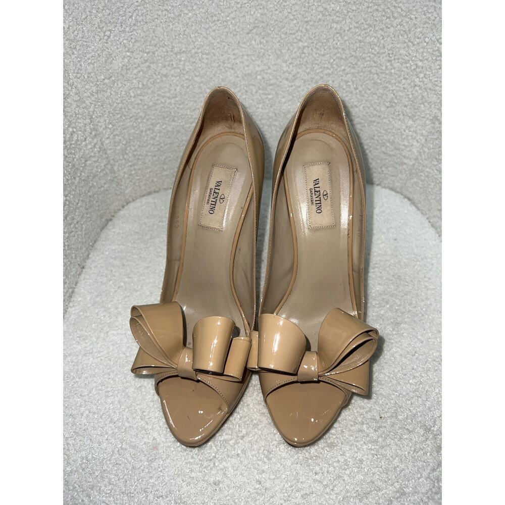 Valentino Garavani Women's Nude Patent Leather Bow Heels Size 40